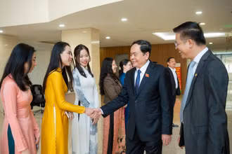 Phó Chủ tịch Thường trực Quốc hội Trần Thanh Mẫn với cán bộ, phóng viên Truyền hình Quốc hội Việt Nam. (Ảnh: Duy Linh)