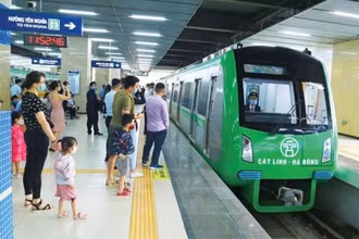 Sau gần 1 năm hoạt động, tuyến đường sắt đô thị Cát Linh-Hà Đông đã thu hút nhiều người dân tham gia.