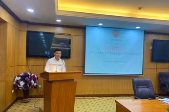 Ông Nguyễn Quốc Hoàn, Chánh Văn phòng Bộ Tư pháp thông tin tại buổi họp báo. 
