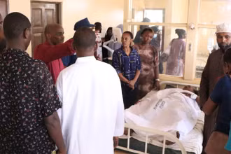 Một nạn nhân bị thương trong vụ nổ được điều trị tại bệnh viện ở Mandera, Kenya. (Ảnh: AP)