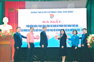 Các đại biểu bấm nút khai trương phần mềm Quản lý công tác đoàn và phong trào thanh thiếu nhi tỉnh Thái Bình.