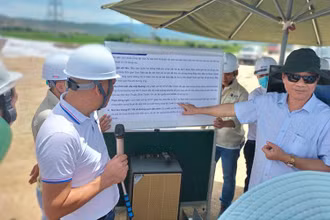 Nhà đầu tư Tập đoàn Đèo Cả báo cáo đoàn công tác quá trình triển khai dự án.