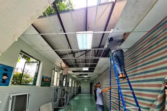 Chủ đầu tư tự tháo dỡ công trình vi phạm trật tự xây dựng. (Ảnh: Ngọc Anh)