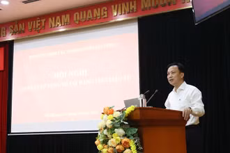 Đồng chí Lại Xuân Lâm, Phó Bí thư Thường trực Đảng ủy Khối phát biểu.