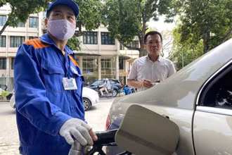Một điểm bán xăng của Petrolimex. (Ảnh: TTXVN)