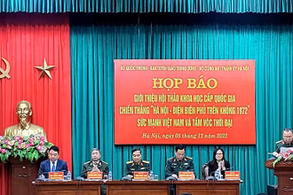 Các đồng chí đại diện Ban tổ chức cung cấp thông tin về Hội thảo tại buổi họp báo.