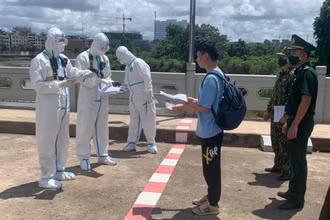Công an thành phố Móng Cái bàn giao 2 đối tượng truy nã người Trung Quốc cho Cục Công an thành phố Đông Hưng, Trung Quốc.