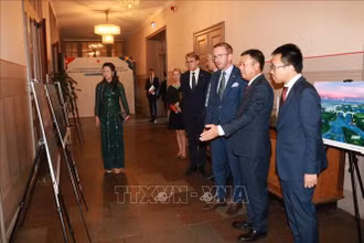 Đại sứ Trần Văn Tuấn giới thiệu triển lãm ảnh Việt Nam với ông Andreas Carlson, Bộ trưởng phụ trách Cơ sở Hạ tầng và Nhà ở Thụy Điển. 