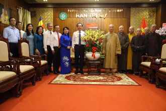 Đồng chí Nguyễn Văn Nên và đoàn công tác thăm, chúc mừng Pháp chủ Hội đồng Chứng minh Giáo hội Phật giáo Việt Nam.