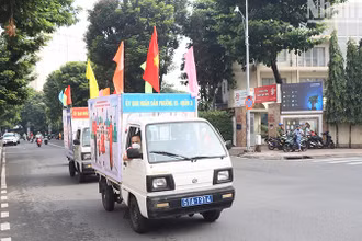 Xe diễn hành tuyên truyền và cung cấp dịch vụ nâng cao chất lượng dân số tại quận 3, Thành phố Hồ Chí Minh.