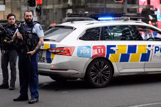 Các sĩ quan cảnh sát phong tỏa hiện trường vụ xả súng tại Auckland, New Zealand. (Ảnh: Sky Sports)