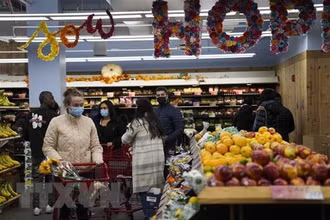 Người dân mua sắm tại một cửa hàng ở New York, Mỹ. (Ảnh: TTXVN)