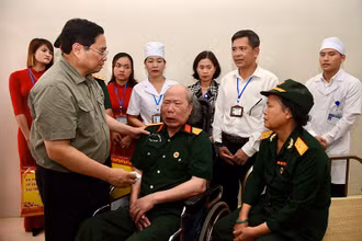 Thủ tướng Phạm Minh Chính thăm các thương binh nặng đang điều trị tại Trung tâm Điều dưỡng thương binh Nho Quan.