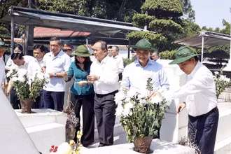 Chiều 6/9, tại tỉnh Hà Tĩnh, Chủ tịch nước Nguyễn Xuân Phúc đã dâng hương, dâng hoa tại Nhà bia tưởng niệm các Anh hùng Liệt sĩ thanh niên xung phong toàn quốc, nơi ghi danh hơn 4.000 liệt sĩ thanh niên xung phong trong cả nước, và Khu mộ 10 nữ Anh hùng Liệt sĩ thanh niên xung phong tại Ngã ba Đồng Lộc. 