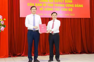 Bí thư Tỉnh ủy Nghệ An Thái Thanh Quý trao Quyết định cho ông Hoàng Nghĩa Hiếu.