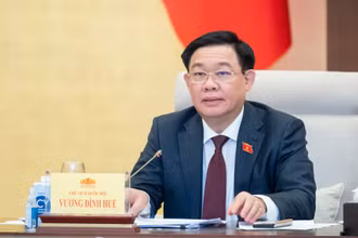 Chủ tịch Quốc hội Vương Đình Huệ phát biểu tại cuộc họp. 