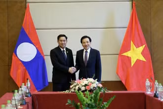 Bộ trưởng, Chủ nhiệm Văn phòng Chính phủ Việt Nam Trần Văn Sơn (phải) và Bộ trưởng, Chủ nhiệm Văn phòng Phủ Thủ tướng Lào Alounxai Sounnalath.