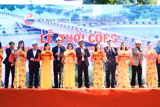 Lãnh đạo tỉnh, thành phố Pleiku cùng đại diện các sở, ngành cắt băng khởi công dự án công trình đường Nguyễn Văn Linh.