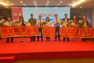 Các đơn vị được trao cờ thi đua về thành tích xuất sắc trong công tác xuất bản.