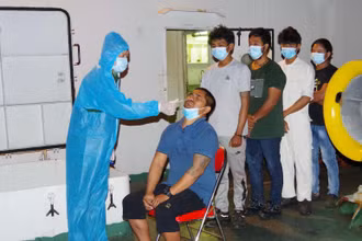 Kiểm tra y tế ban đầu cho các thuyền viên bị nạn.