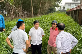 Lực lượng Sở Tài nguyên và Môi trường hai tỉnh Đồng Nai, Bình Dương kiểm tra hiện trường khu vực gần suối Xiệp.