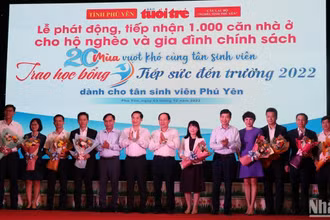 Các đại biểu tại Lễ phát động ủng hộ xây dựng 1.000 căn nhà cho hộ nghèo và trao học bổng “Tiếp sức đến trường”.