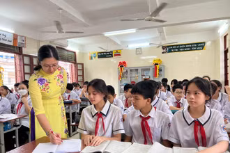 Cô giáo Trịnh Thị Thu Trang, Trường trung học cơ sở Lương Khánh Thiện, quận Kiến An, Hải Phòng trong giờ lên lớp.