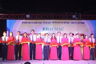 Khai mạc, mở đầu chuỗi hoạt động văn hóa, nghệ thuật đường phố, thể thao và trải nghiệm, biểu diễn khoa học tại Quảng trường Nguyễn Tất Thành, thành phố Quy Nhơn.