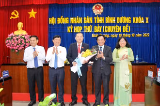 Lãnh đạo tỉnh Bình Dương tặng hoa đồng chí Phạm Văn Chánh, Chủ tịch Hội đồng nhân dân tỉnh Bình Dương. 