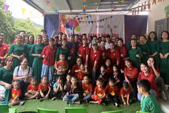 Các nghệ sĩ và các em nhỏ tại điểm trường Liên Sưu.