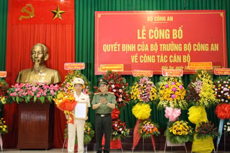 Thứ trưởng Công an Lương Tam Quang trao Quyết định điều động, bổ nhiệm Đại tá Trương Sơn Lâm giữ chức vụ Giám đốc Công an tỉnh Bến Tre.