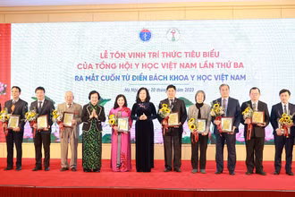 Tôn vinh, tặng hoa các trí thức tiêu biểu của Tổng hội Y học Việt Nam.