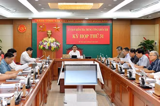 Tại Kỳ họp thứ 31, Ủy ban Kiểm tra Trung ương báo cáo, đề nghị Bộ Chính trị, Ban Bí thư xem xét, quyết định xử lý kỷ luật đối với các đồng chí Lê Đức Thọ và Phạm Gia Luật. (Ảnh: Đăng Khoa)