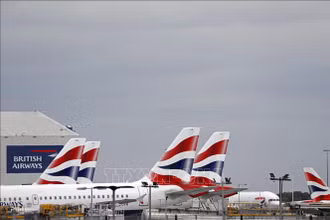 Máy bay của British Airways đậu tại sân bay London Heathrow, Anh. (Ảnh minh họa: AFP/TTXVN)