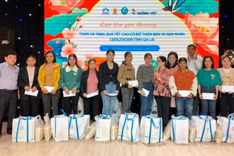 Giáo sư, Bác sĩ Nguyễn Thị Ngọc Phượng (thứ 6 từ phải qua) trao quà cho cô đỡ thôn bản tiêu biểu. 