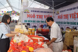 Khách hàng tới tham quan, mua sắm tại tuần hàng tư vấn, giới thiệu và xúc tiến tiêu thụ sản phẩm OCOP, làng nghề, nông sản thực phẩm an toàn năm 2023 được tổ chức ở quận Long Biên.