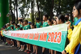 Các vận động viên thuộc nhiều độ tuổi tham gia ngày chạy Olympic.