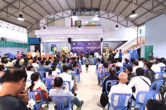 Bà con người Khmer và người Khmer gốc Việt đến nhận quà tại trụ sở Hội Khmer-Việt Nam, Phnom Penh, sáng 23/9.