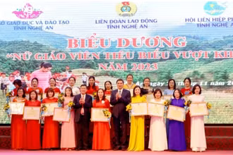 Tặng bằng khen cho các nữ giáo viên vượt khó tiêu biểu.