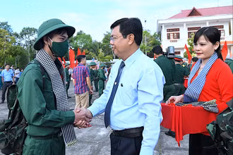 Bí thư Tỉnh ủy, Chủ tịch Hội đồng nhân dân tỉnh Cà Mau bắt tay động viên tân binh an tâm lên đường nhập ngũ.