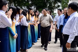 Thủ tướng Phạm Minh Chính thăm Trường phổ thông dân tộc nội trú THPT An Giang.