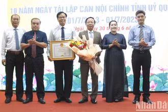 Lãnh đạo tỉnh Quảng Ngãi trao Bằng khen của Ủy ban nhân dân tỉnh cho tập thể Ban Nội chính Tỉnh ủy Quảng Ngãi. 