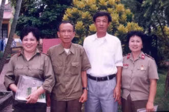 Bà Đặng Thị Muôn (ngoài cùng bên phải) cùng các thành viên của Tổ Mã dịch của Phòng Mã dịch điện báo trong Chiến dịch Hồ Chí Minh. (Ảnh: NVCC)