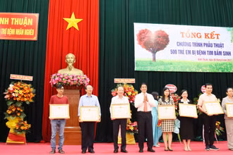 Lãnh đạo Ủy ban nhân dân tỉnh Ninh Thuận tặng bằng khen cho 8 tập thể có thành tích xuất sắc, tiêu biểu, có nhiều đóng góp trong chương trình.