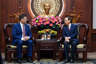 Đồng chí Nguyễn Văn Nên tiếp đồng chí Ngụy Hoa Tường, Tổng Lãnh sự Trung Quốc tại Thành phố Hồ Chí Minh chào từ biệt. (ẢNH: CHI MAI)