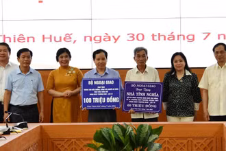 Đoàn công tác Bộ Ngoại giao do Bộ trưởng Bùi Thanh Sơn làm Trưởng đoàn đã trao quà tặng các đối tượng người có công với cách mạng tại Thừa Thiên Huế.