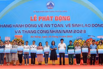 Trao nhà “Mái ấm công đoàn” cho người lao động có hoàn cảnh khó khăn.