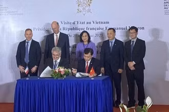 Tổng Giám đốc EVNSPC Nguyễn Phước Đức và Chủ tịch HDF Energy Damien Havard ký kết hợp tác phát triển điện hydrogen xanh tại Việt Nam.