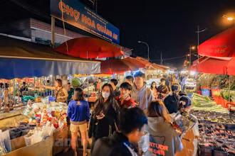 Chợ hoa Quảng An là chợ hoa đêm duy nhất ở Hà Nội. Khách tới chợ không chỉ có những người mua buôn mà còn có rất đông các bạn trẻ và du khách nước ngoài.