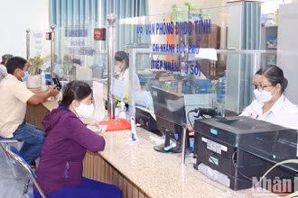 Cán bộ công chức, viên chức Bộ phận một cửa thị xã Đức Phổ (Quảng Ngãi) luôn nêu cao trách nhiệm, tận tình trong việc giải quyết thủ tục hành chính cho người dân. 